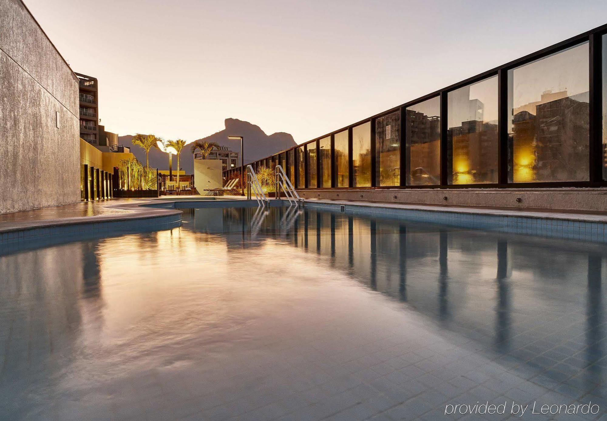 ホテル Radisson Rio De Janeiro Barra エクステリア 写真 The rooftop pool at the hotel