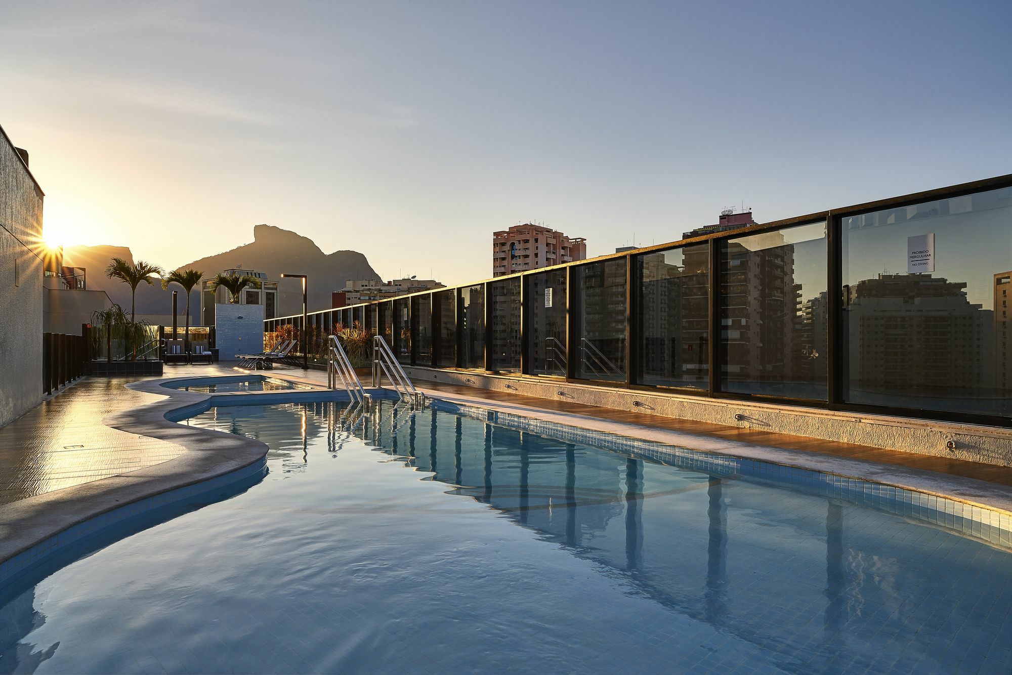 ホテル Radisson Rio De Janeiro Barra エクステリア 写真 The rooftop pool at the hotel